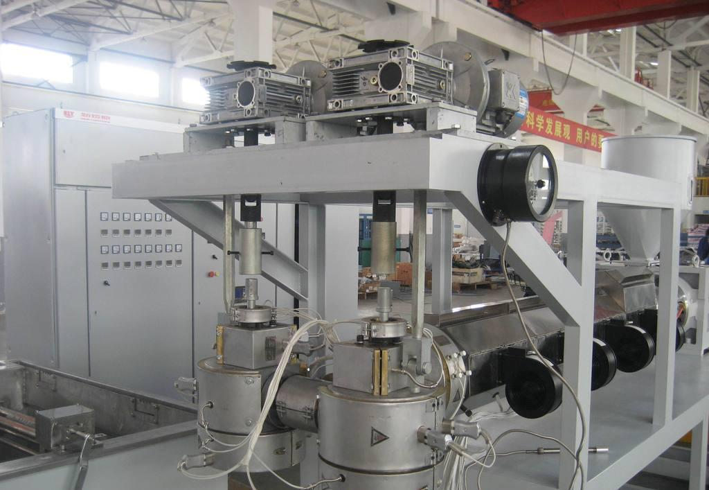 塑料拉丝机设备在临湘安装调试